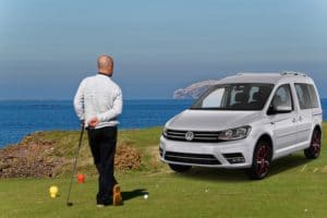 Juega al golf con el Volkswagen Caddy en Fetajo Rent a Car