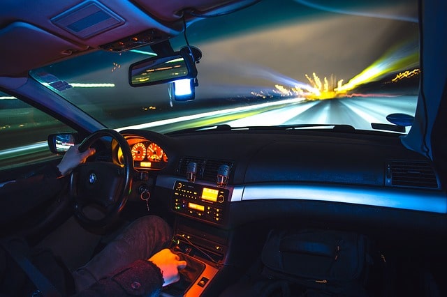 Consejos conduccion nocturna interior vehiculo