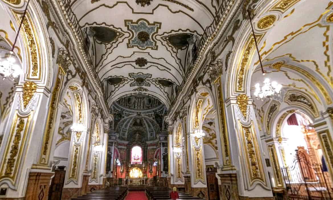 Parroquia de los Santos Mártires interior rent a car Malaga