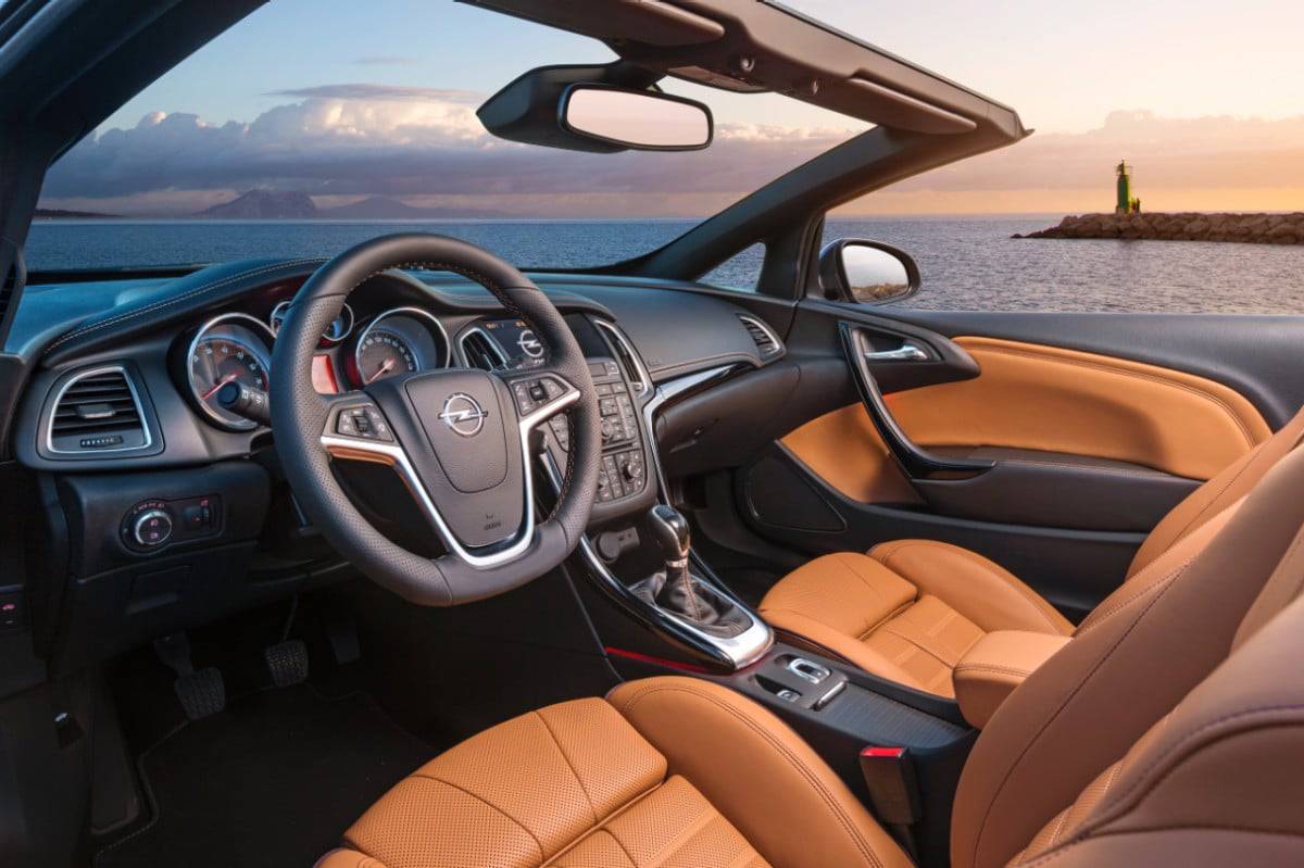 Interior Opel Astra cabrio rent a car Malaga frontal