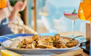 If you're planning a visit to Fuengirola, it's important to note that the city is famous for its gastronomy and excellent restaurants. With Fetajo Rent a Car,