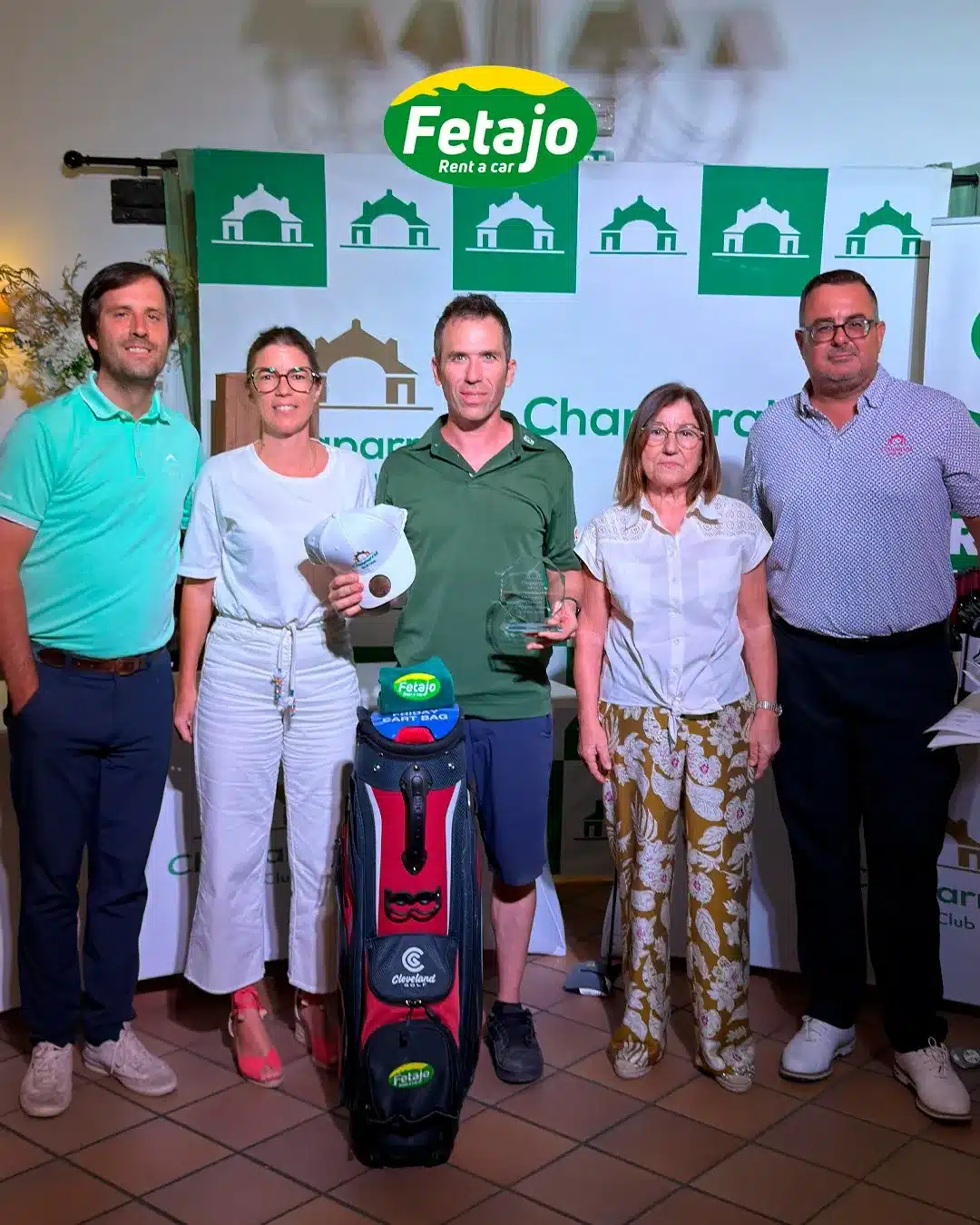 Winner holding a Fetajo cart bag and trophy at El Chaparral Golf Club